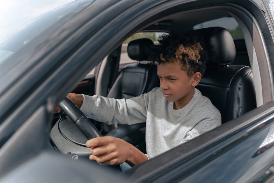 Een rijinstructeur geeft les aan een leerling in Helmond, met aandacht voor veiligheid en verkeersregels.