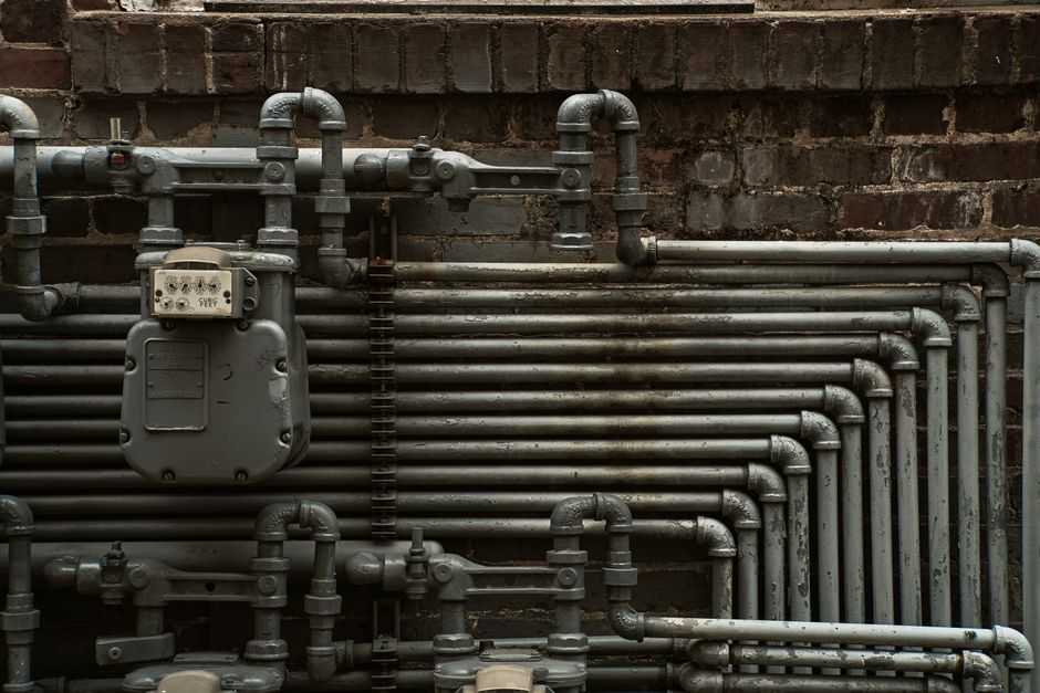 Een industriële setting met verwarmde waterleidingen die bevriezing voorkomt en processen optimaliseert.