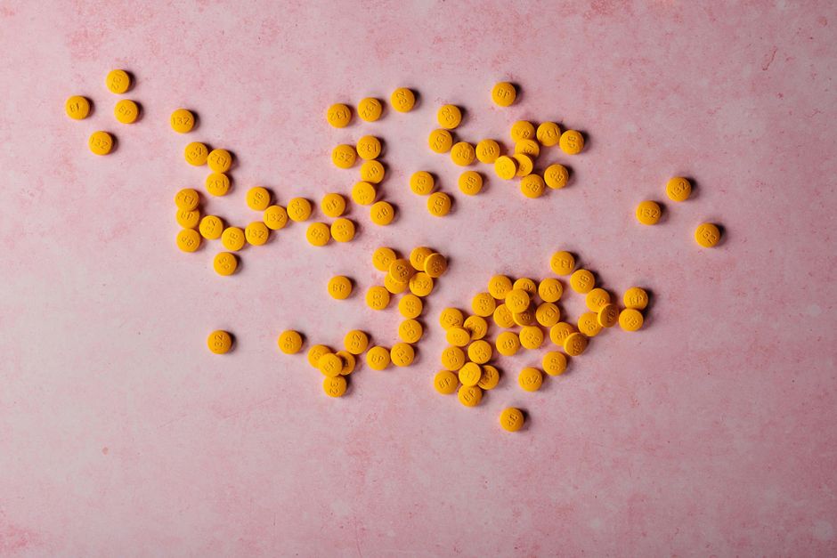 Een ontspannen persoon geniet van de voordelen van magnesium voor herstel en ontspanning, omringd door natuurlijke elementen.
