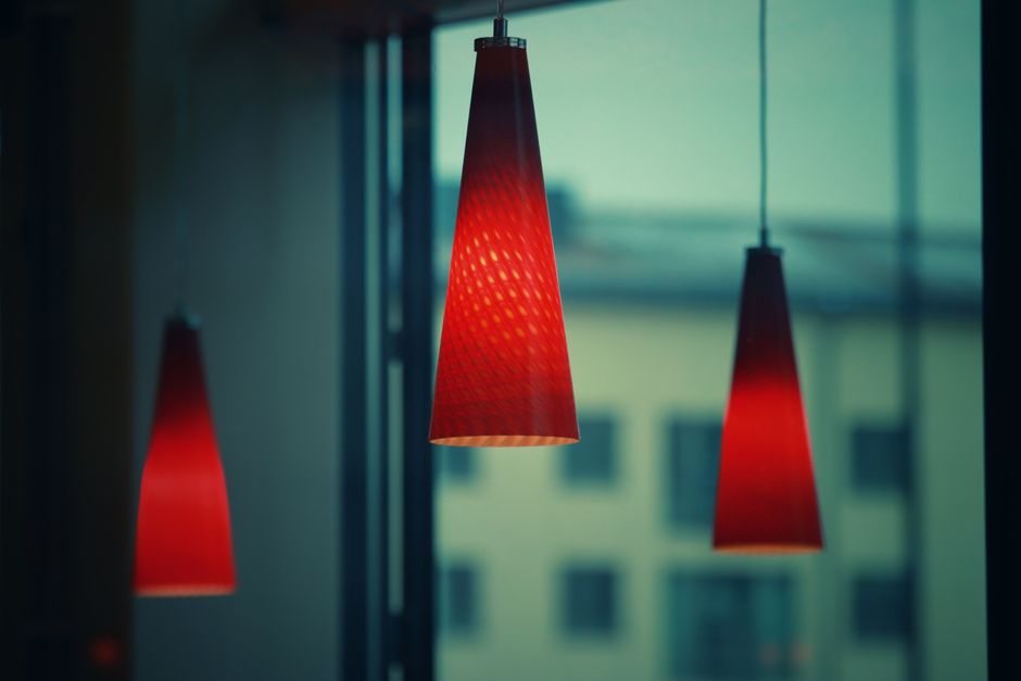 Moderne hanglampen en plafonnières in een stijlvolle woonkamer met sfeervolle verlichting.