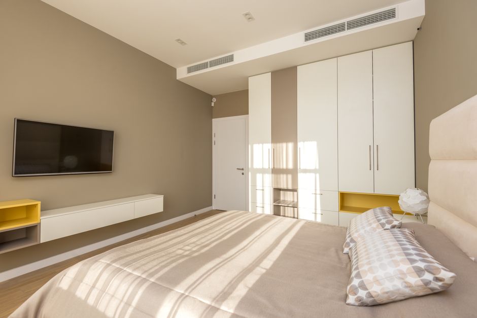 Een modern hangend tv-meubel in een stijlvolle woonkamer met een strak design.