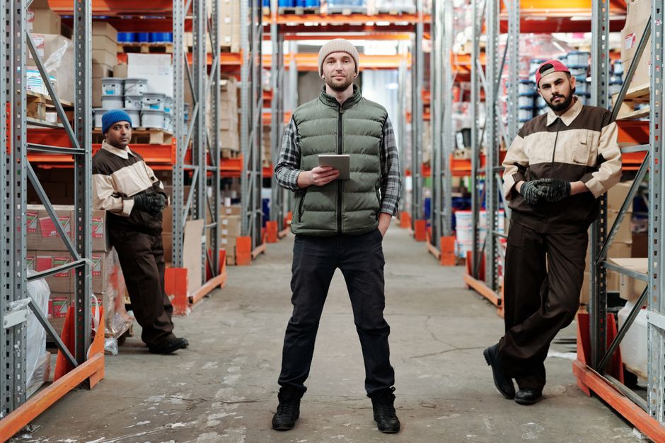 Een logistiek team dat samenwerkt in een moderne werkomgeving, symboliserend de kracht van employer branding.
